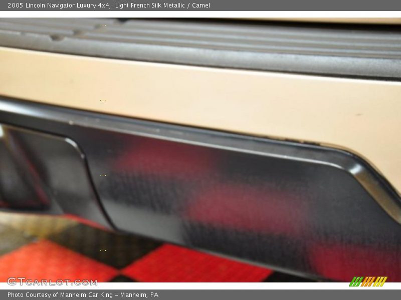 Light French Silk Metallic / Camel 2005 Lincoln Navigator Luxury 4x4