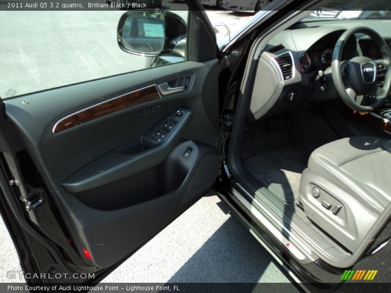 Brilliant Black / Black 2011 Audi Q5 3.2 quattro