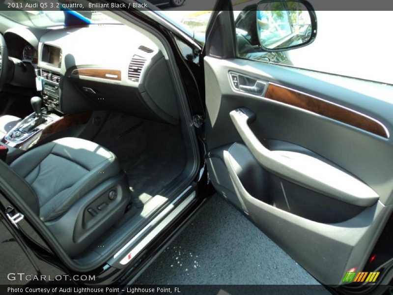 Brilliant Black / Black 2011 Audi Q5 3.2 quattro