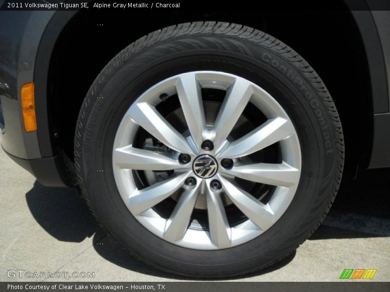 Alpine Gray Metallic / Charcoal 2011 Volkswagen Tiguan SE