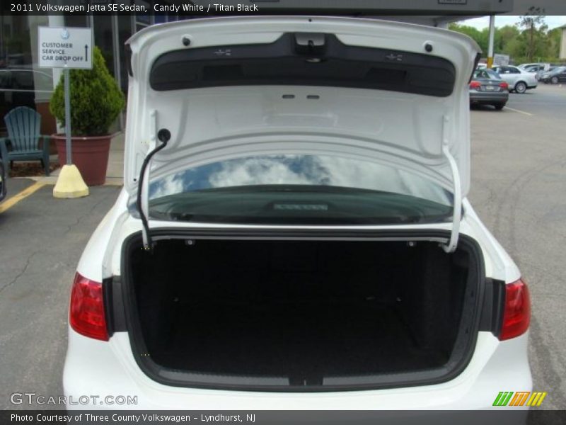 Candy White / Titan Black 2011 Volkswagen Jetta SE Sedan