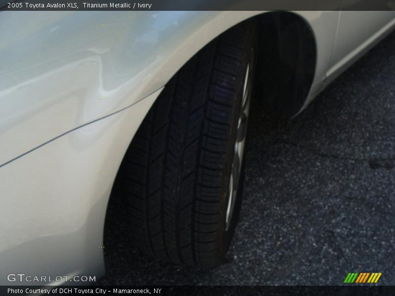 Titanium Metallic / Ivory 2005 Toyota Avalon XLS
