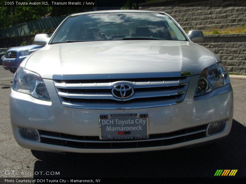 Titanium Metallic / Ivory 2005 Toyota Avalon XLS