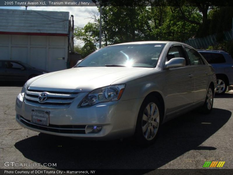 Titanium Metallic / Ivory 2005 Toyota Avalon XLS