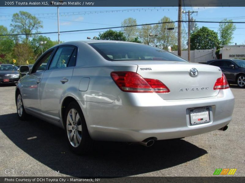 Titanium Metallic / Ivory 2005 Toyota Avalon XLS