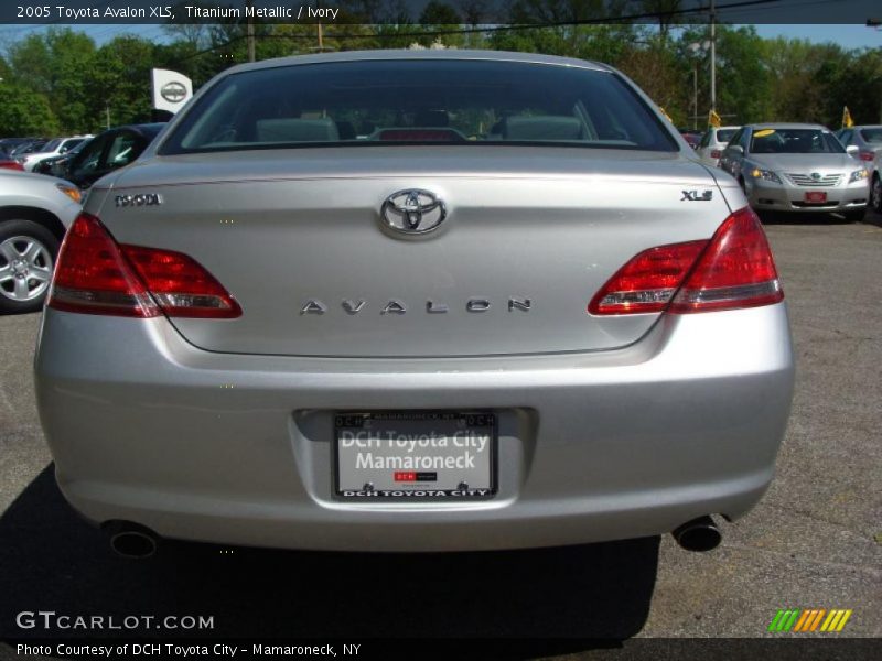 Titanium Metallic / Ivory 2005 Toyota Avalon XLS