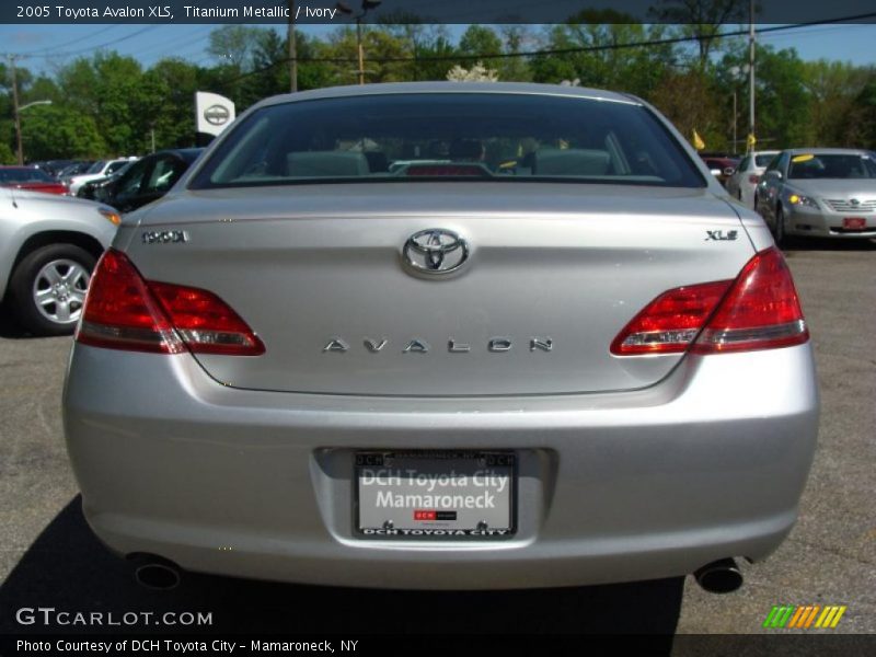 Titanium Metallic / Ivory 2005 Toyota Avalon XLS
