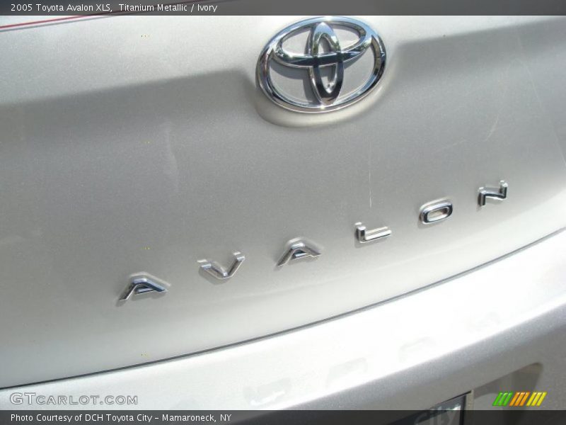Titanium Metallic / Ivory 2005 Toyota Avalon XLS