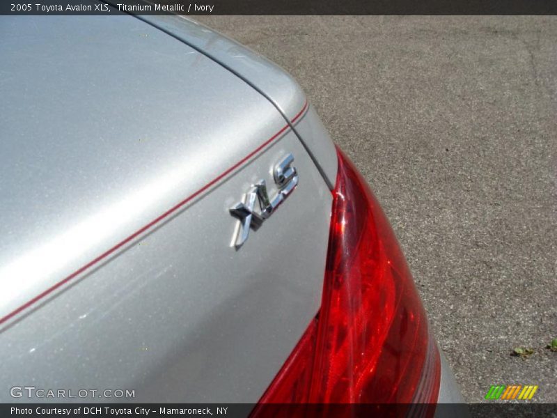 Titanium Metallic / Ivory 2005 Toyota Avalon XLS