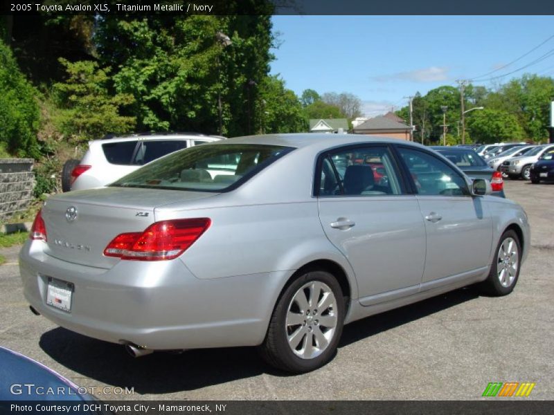 Titanium Metallic / Ivory 2005 Toyota Avalon XLS