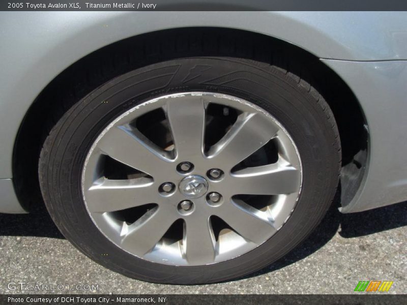 Titanium Metallic / Ivory 2005 Toyota Avalon XLS