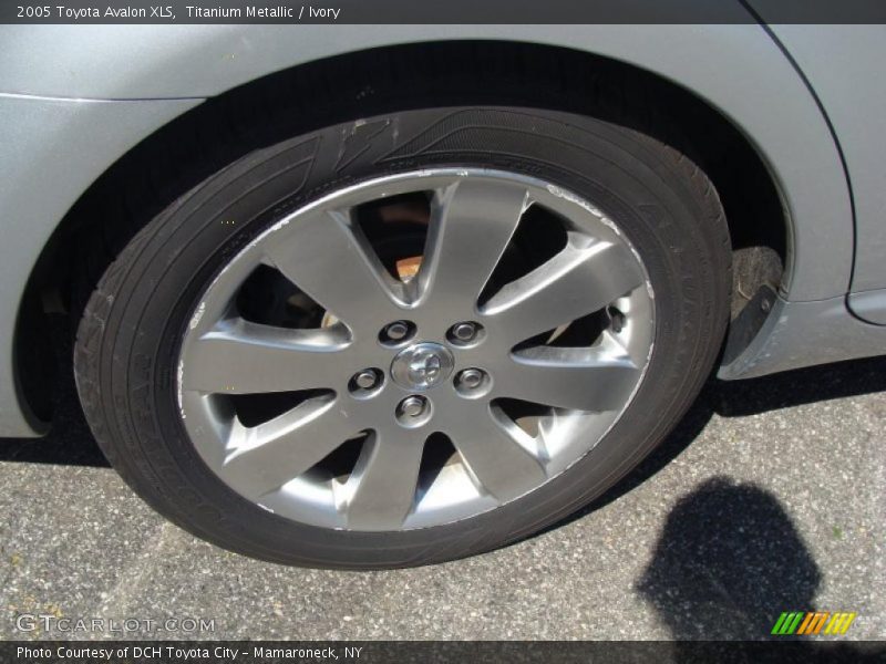 Titanium Metallic / Ivory 2005 Toyota Avalon XLS