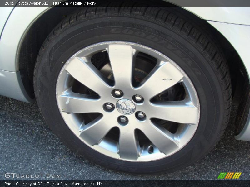 Titanium Metallic / Ivory 2005 Toyota Avalon XLS