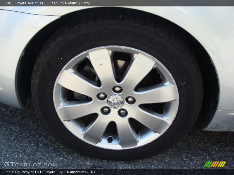Titanium Metallic / Ivory 2005 Toyota Avalon XLS