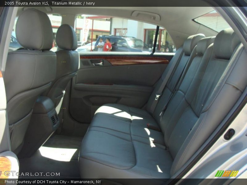 Titanium Metallic / Ivory 2005 Toyota Avalon XLS
