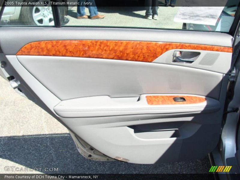 Titanium Metallic / Ivory 2005 Toyota Avalon XLS