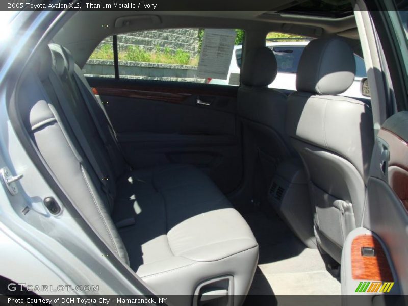 Titanium Metallic / Ivory 2005 Toyota Avalon XLS