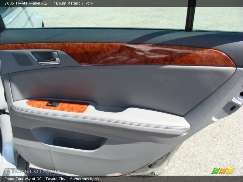 Titanium Metallic / Ivory 2005 Toyota Avalon XLS