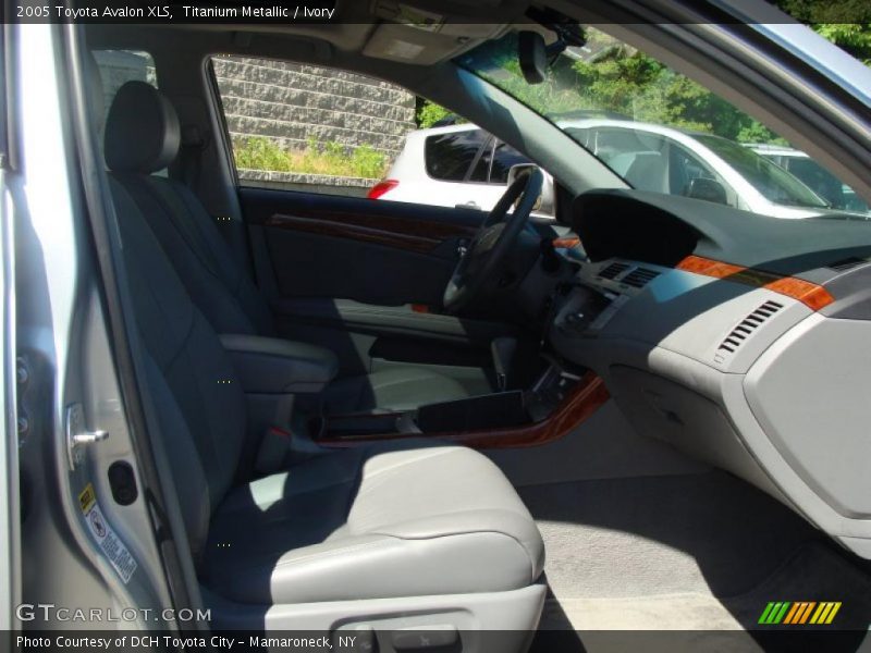 Titanium Metallic / Ivory 2005 Toyota Avalon XLS