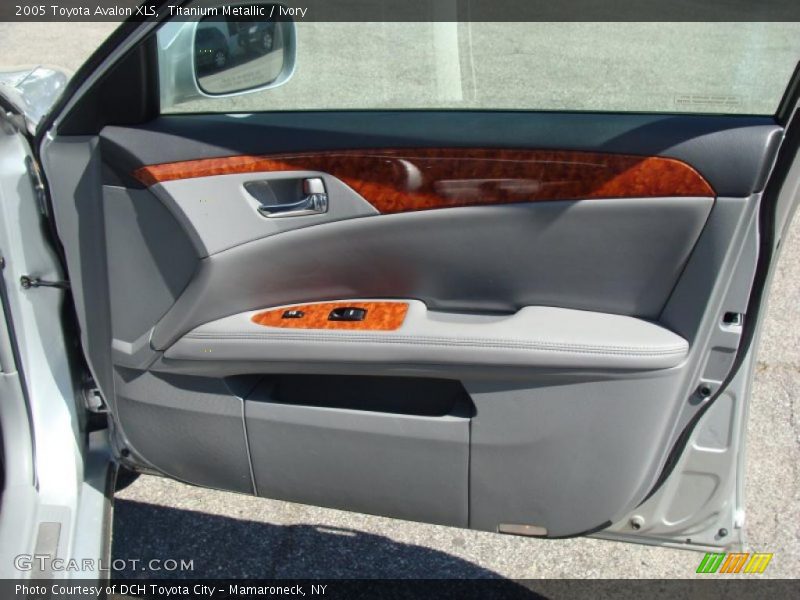 Titanium Metallic / Ivory 2005 Toyota Avalon XLS