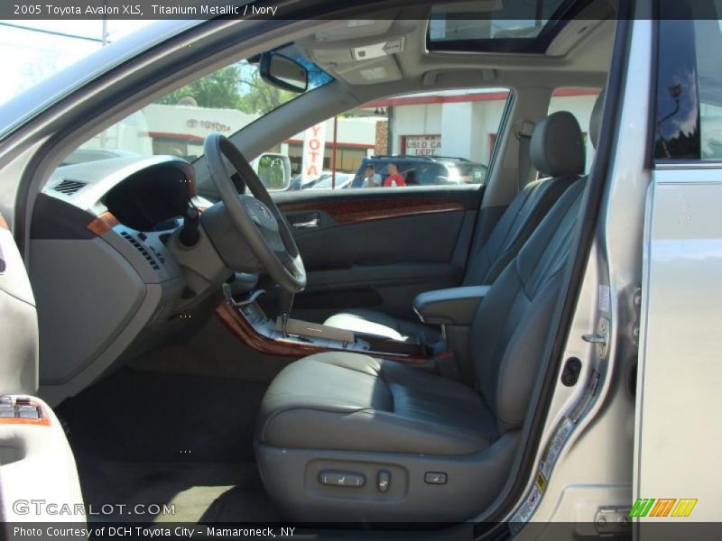 Titanium Metallic / Ivory 2005 Toyota Avalon XLS