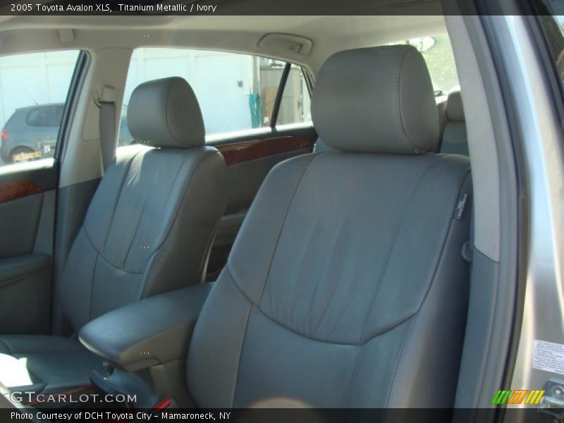 Titanium Metallic / Ivory 2005 Toyota Avalon XLS