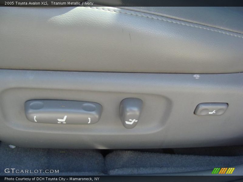 Titanium Metallic / Ivory 2005 Toyota Avalon XLS