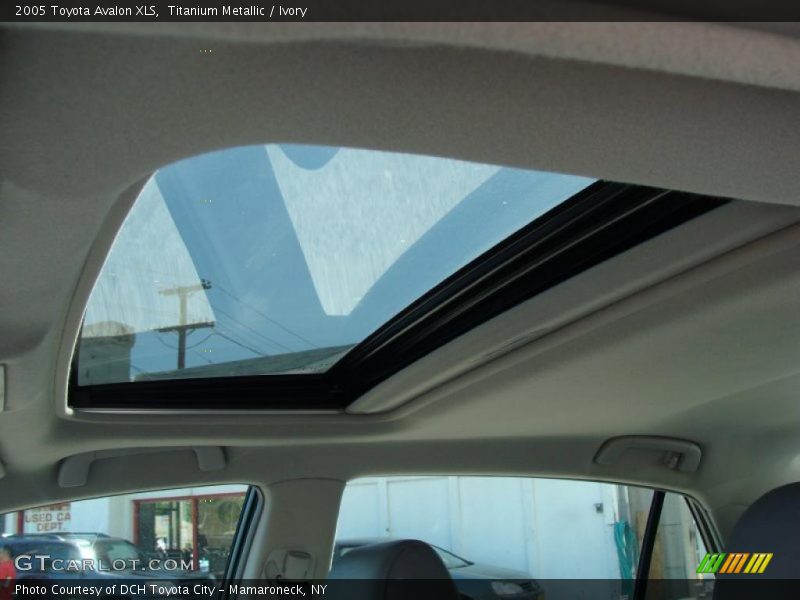 Titanium Metallic / Ivory 2005 Toyota Avalon XLS