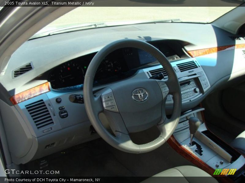 Titanium Metallic / Ivory 2005 Toyota Avalon XLS