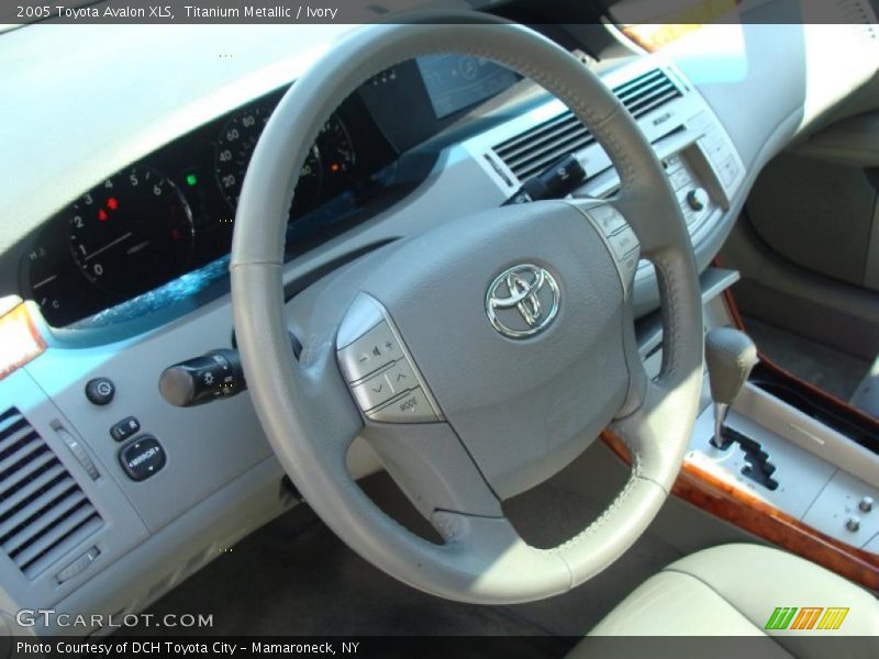 Titanium Metallic / Ivory 2005 Toyota Avalon XLS