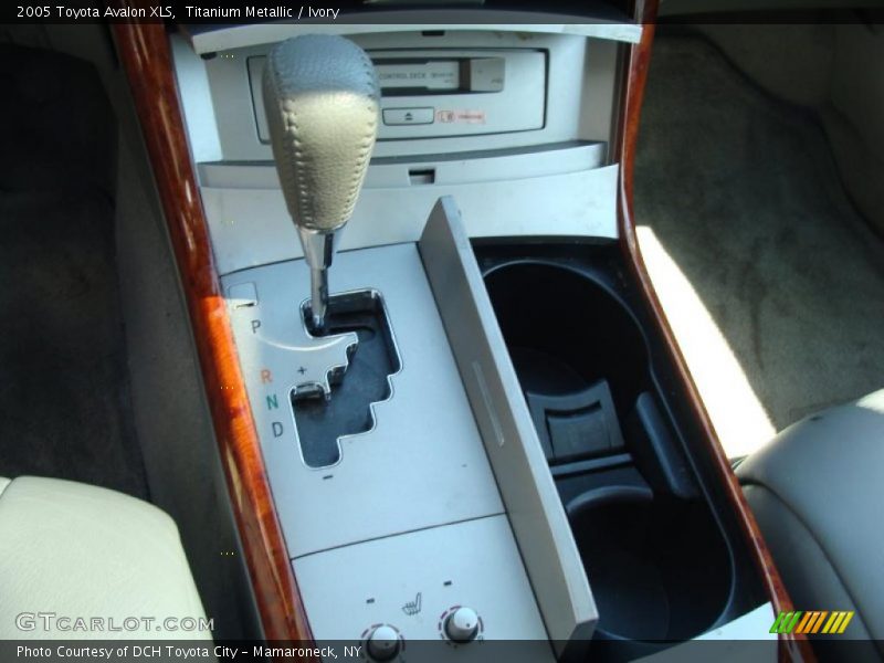 Titanium Metallic / Ivory 2005 Toyota Avalon XLS
