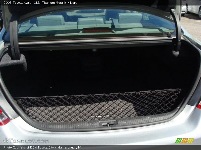Titanium Metallic / Ivory 2005 Toyota Avalon XLS