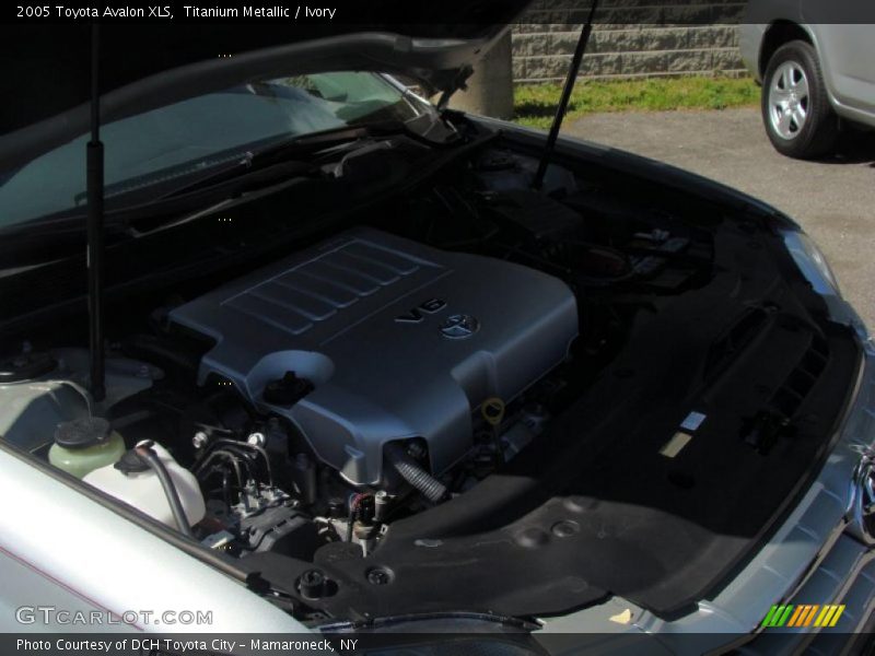 Titanium Metallic / Ivory 2005 Toyota Avalon XLS