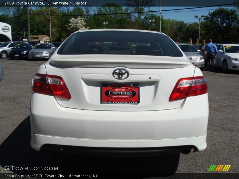 Super White / Charcoal 2009 Toyota Camry SE