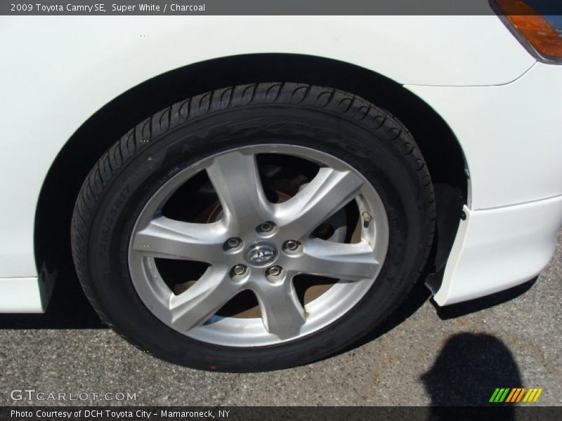 Super White / Charcoal 2009 Toyota Camry SE