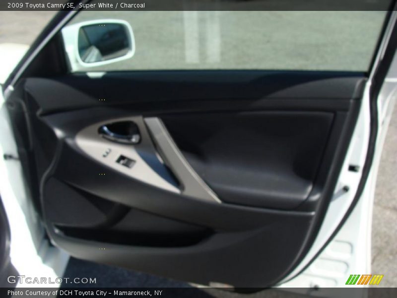 Super White / Charcoal 2009 Toyota Camry SE