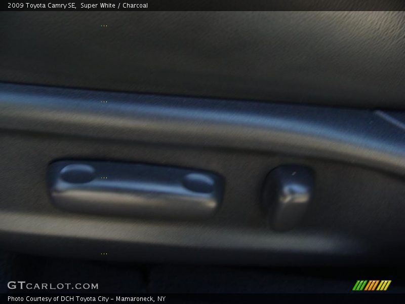 Super White / Charcoal 2009 Toyota Camry SE