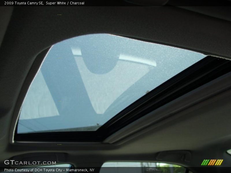 Super White / Charcoal 2009 Toyota Camry SE