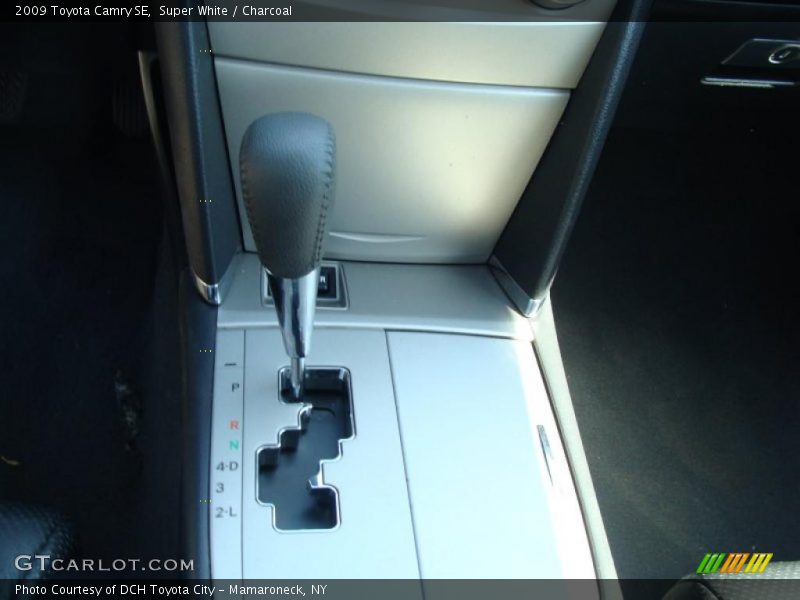 Super White / Charcoal 2009 Toyota Camry SE
