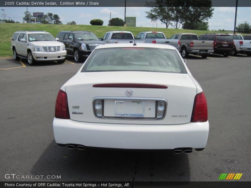 Cotillion White / Shale 2005 Cadillac DeVille Sedan