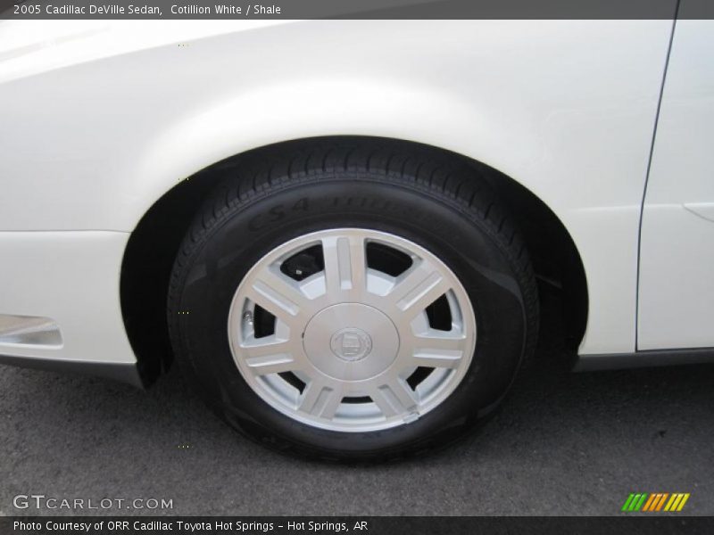Cotillion White / Shale 2005 Cadillac DeVille Sedan