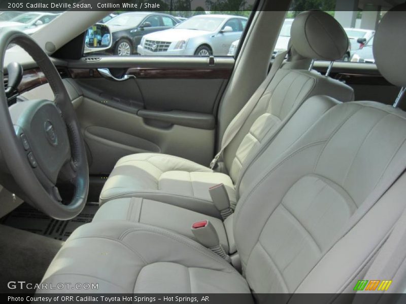Cotillion White / Shale 2005 Cadillac DeVille Sedan
