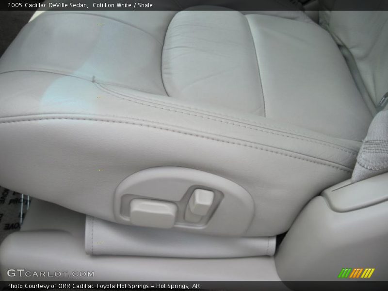 Cotillion White / Shale 2005 Cadillac DeVille Sedan