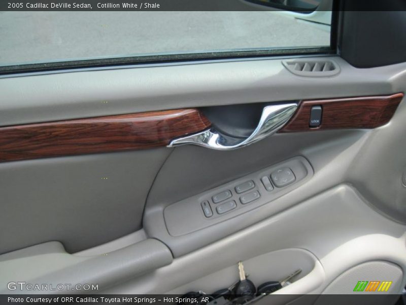 Cotillion White / Shale 2005 Cadillac DeVille Sedan