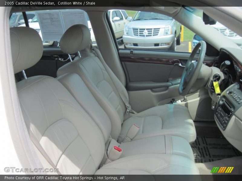 Cotillion White / Shale 2005 Cadillac DeVille Sedan