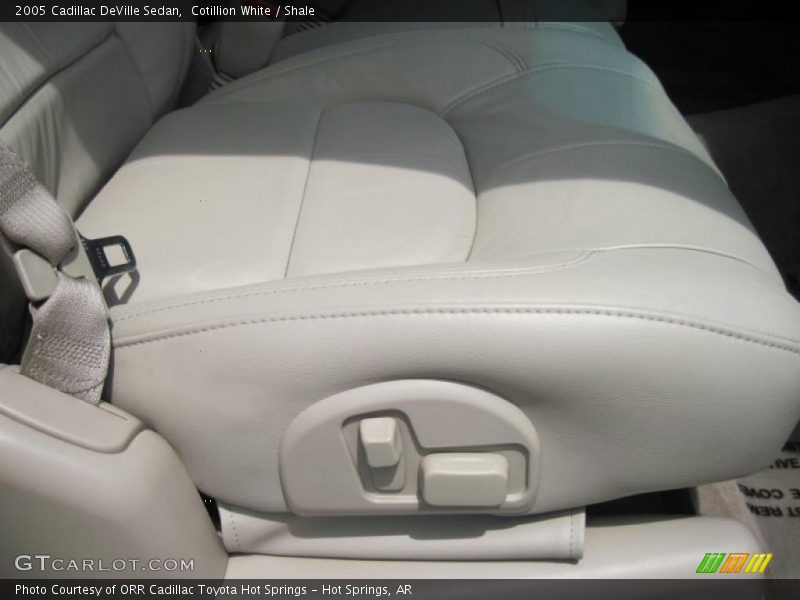 Cotillion White / Shale 2005 Cadillac DeVille Sedan