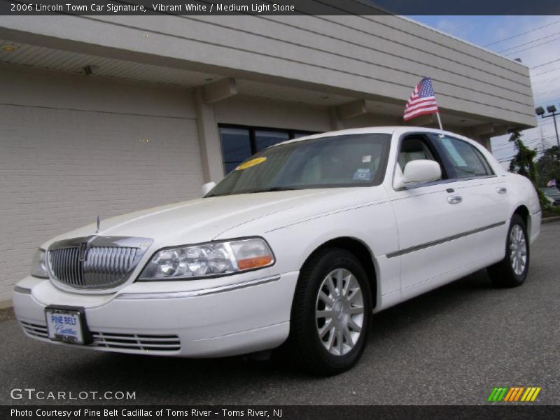 Vibrant White / Medium Light Stone 2006 Lincoln Town Car Signature