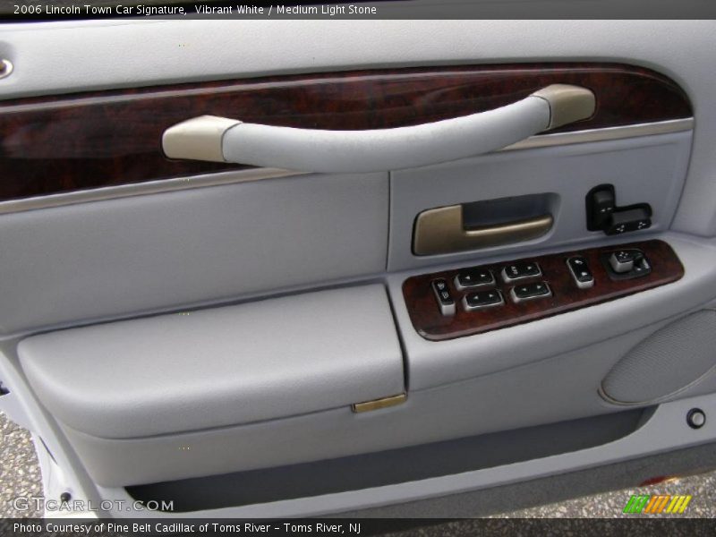 Vibrant White / Medium Light Stone 2006 Lincoln Town Car Signature