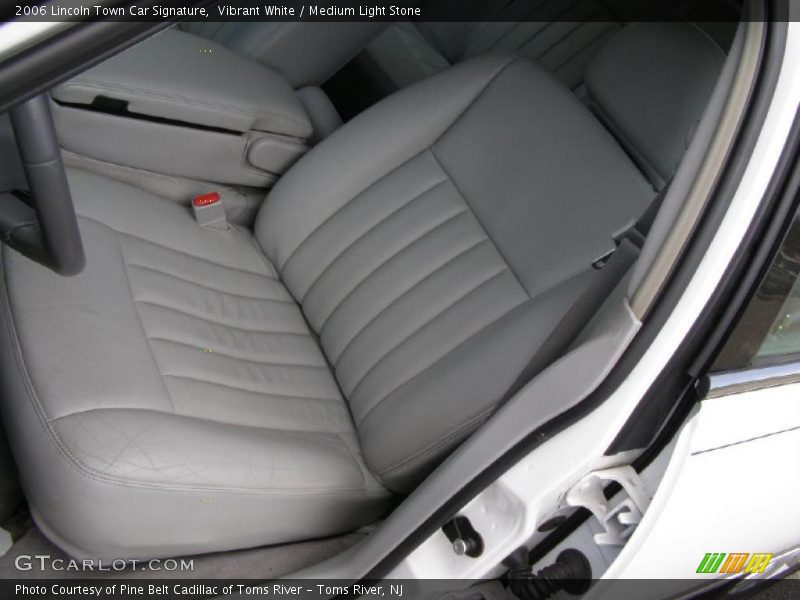 Vibrant White / Medium Light Stone 2006 Lincoln Town Car Signature