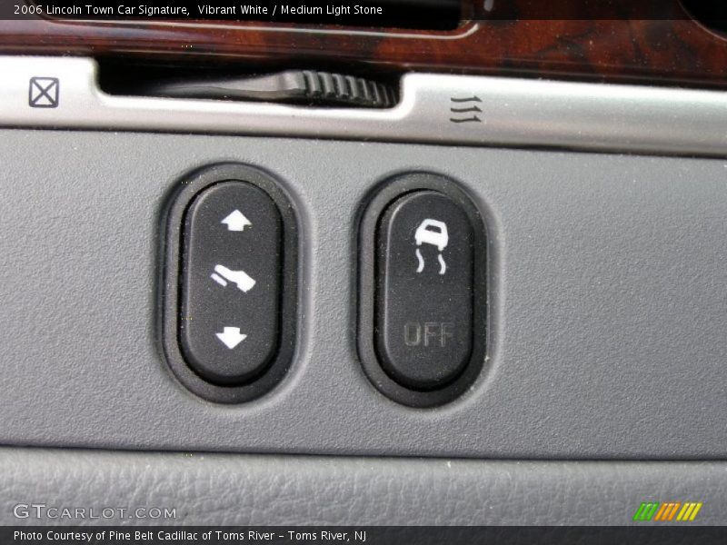 Vibrant White / Medium Light Stone 2006 Lincoln Town Car Signature